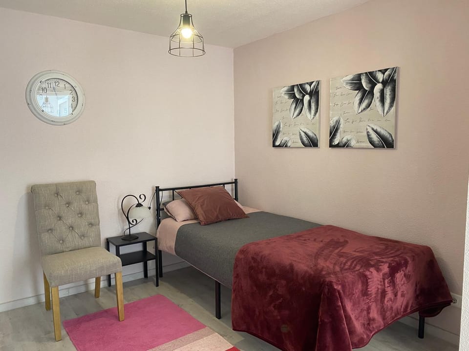 Bed, Seating area