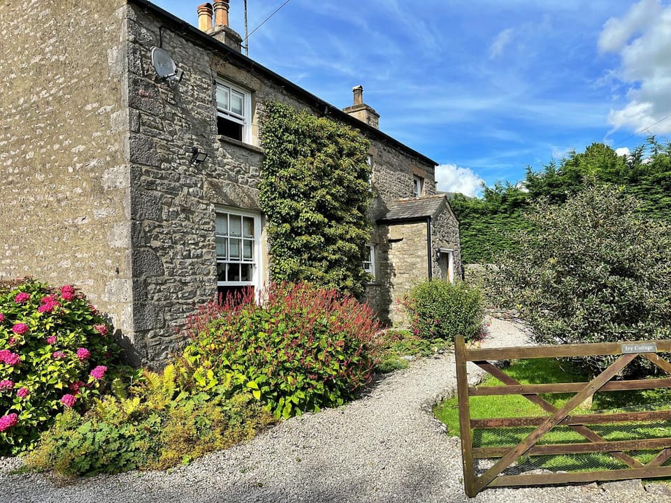 Property building, Day, Garden, Garden view, Landmark view