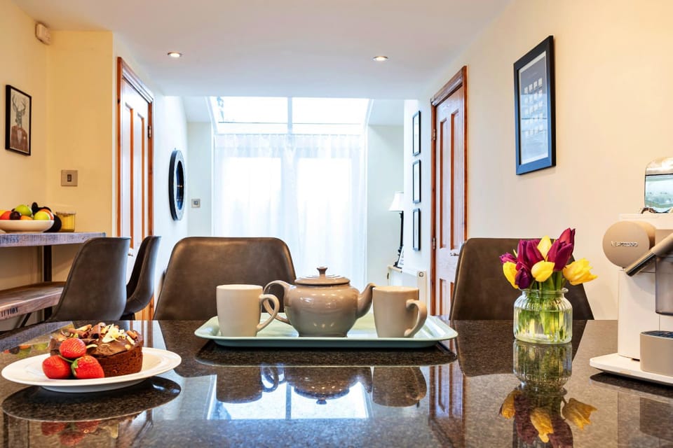 Kitchen or kitchenette, Food and drinks, Seating area, Dining area