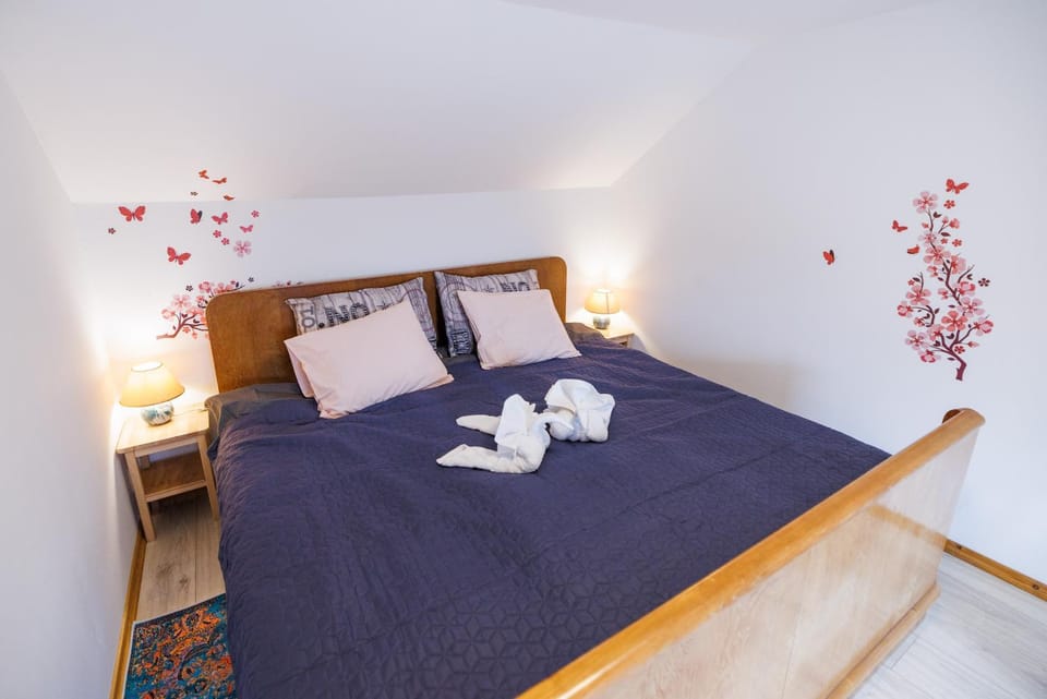 Bed, Bedroom, towels