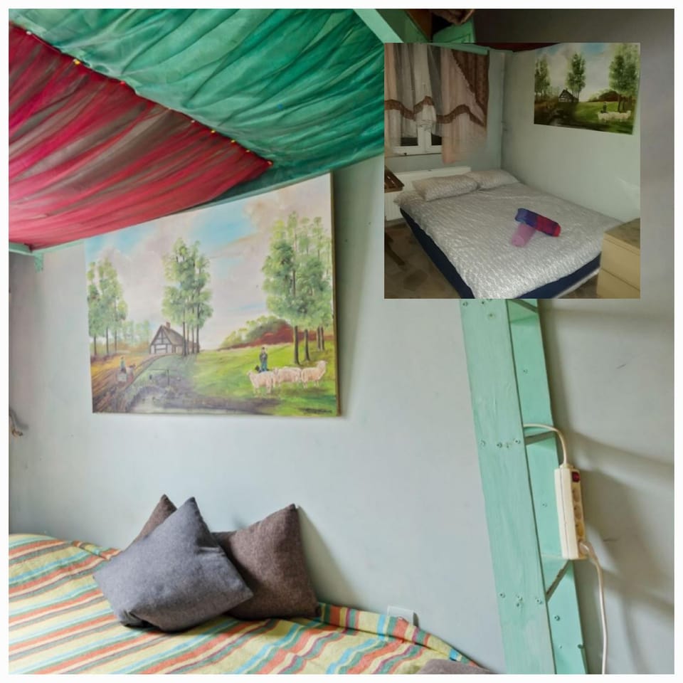 Bed, Decorative detail, Bedroom