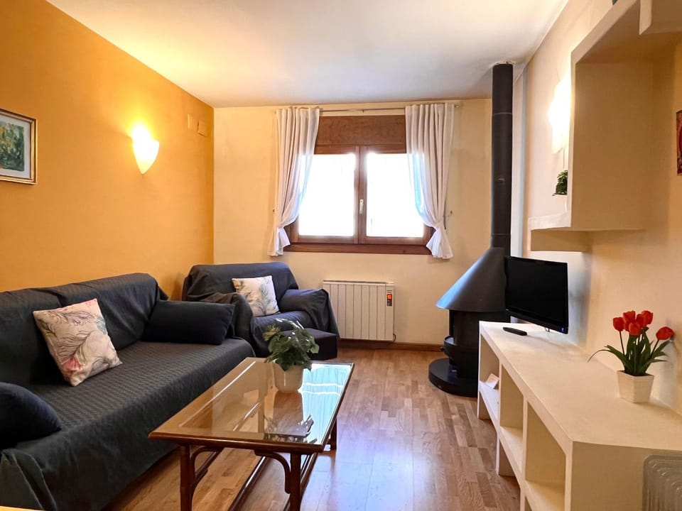 Communal lounge/ TV room, TV and multimedia, Living room, Seating area, hair dresser