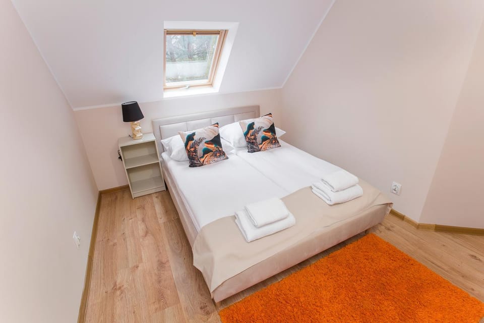 Bed, Photo of the whole room, towels