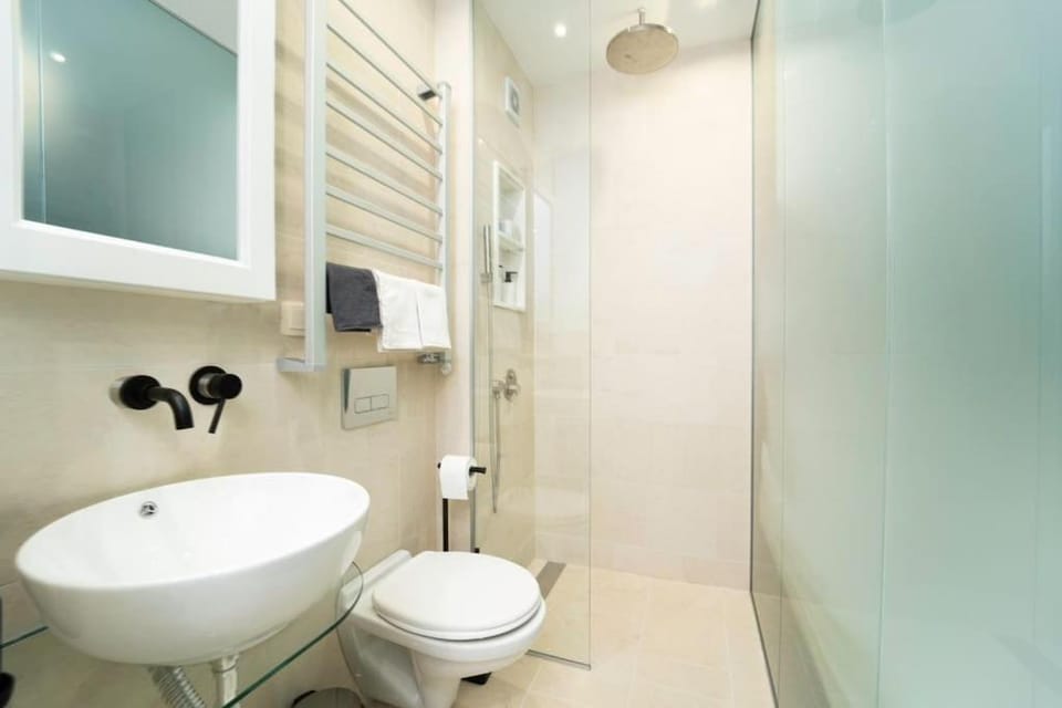 Shower, Toilet, Bathroom, towels