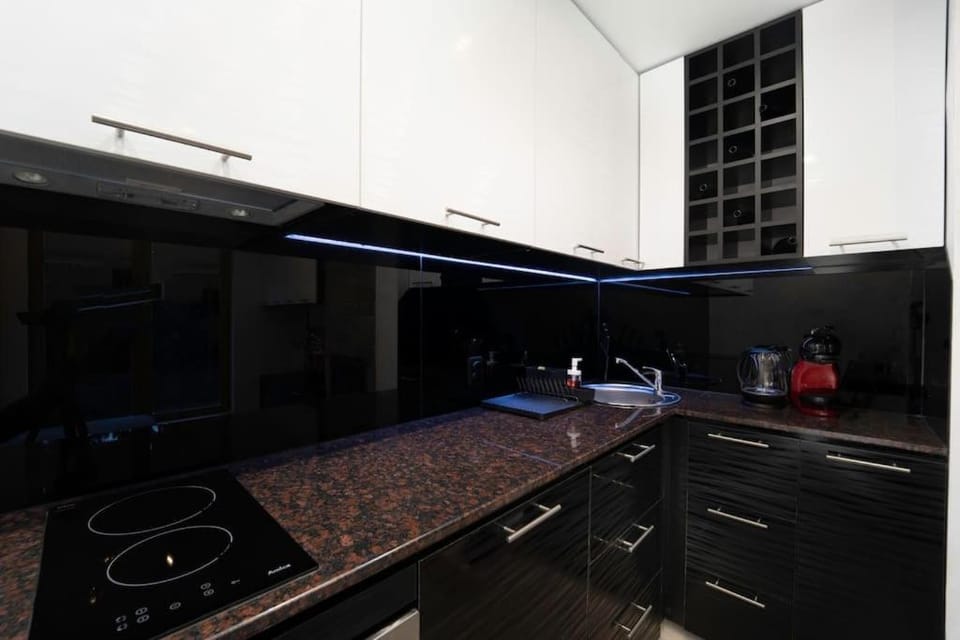 Kitchen or kitchenette, minibar, stove