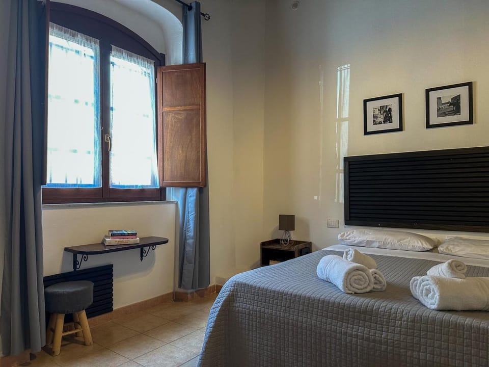 Bed, TV and multimedia, Seating area, Bedroom, towels