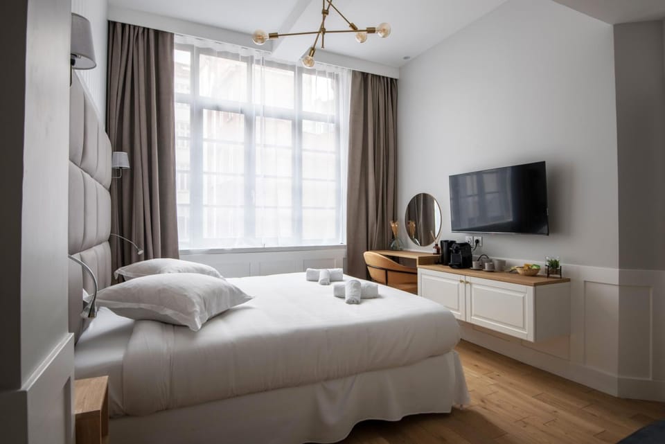 TV and multimedia, Photo of the whole room, Bedroom
