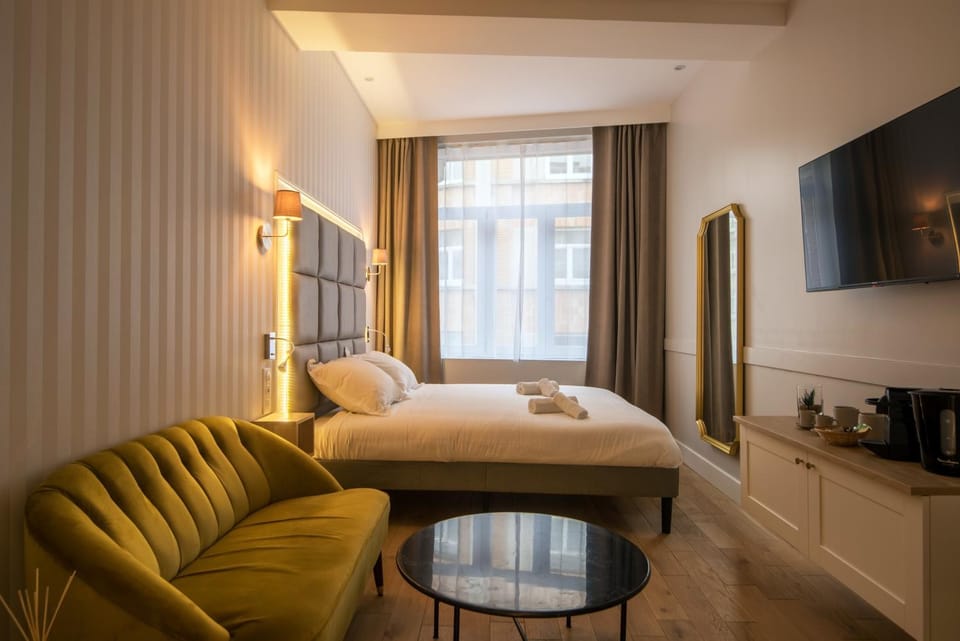 Bed, Coffee/tea facilities, Living room, Photo of the whole room, Seating area, hair dresser