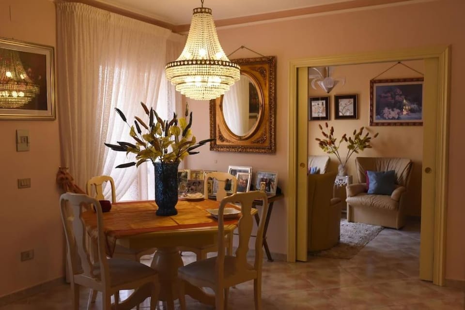 Seating area, Dining area, air conditioner