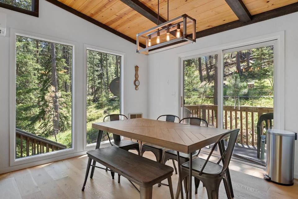 View (from property/room), Balcony/Terrace, Dining area