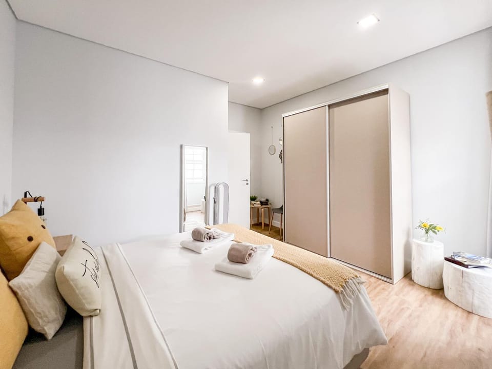 Photo of the whole room, Bedroom, wardrobe