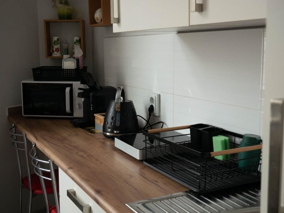 Coffee/tea facilities, Kitchen or kitchenette, stove