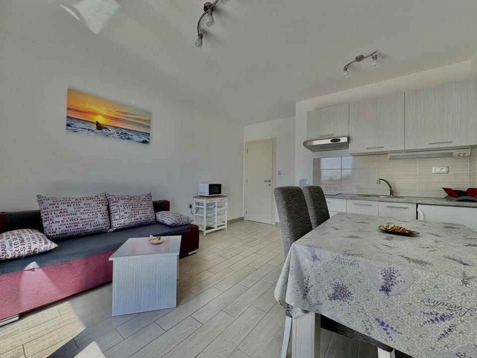 TV and multimedia, Coffee/tea facilities, Kitchen or kitchenette, Living room, Dining area, internet, microwave, stove, air conditioner