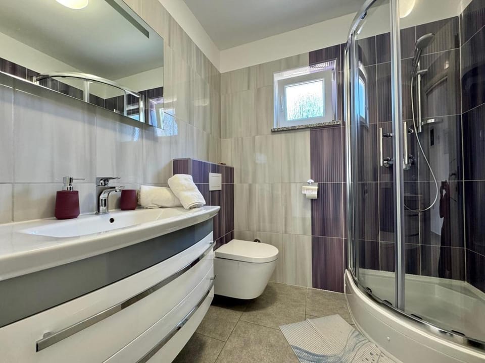 Shower, Toilet, Bathroom, towels