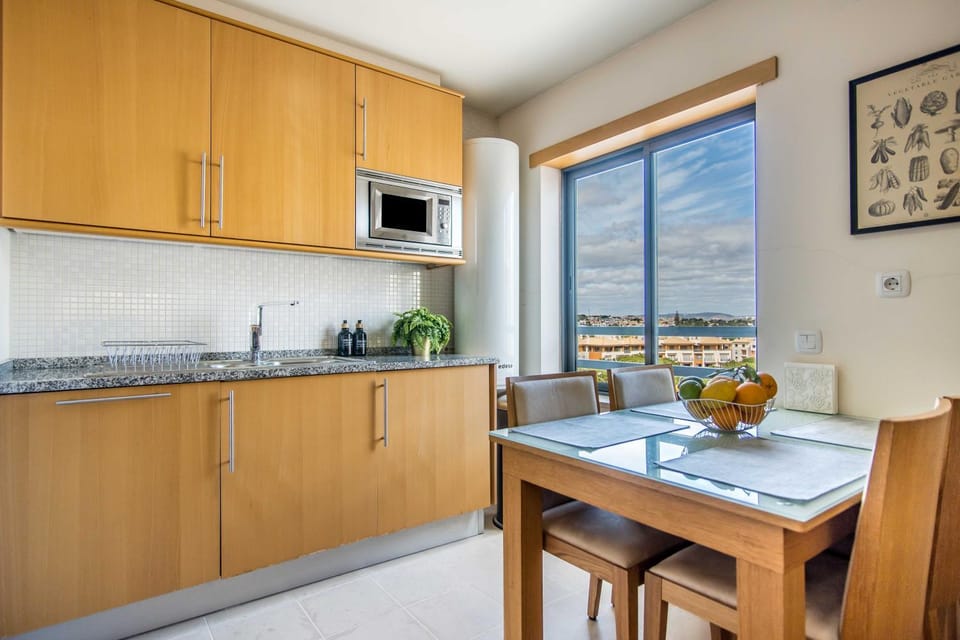 Kitchen or kitchenette, Dining area, minibar