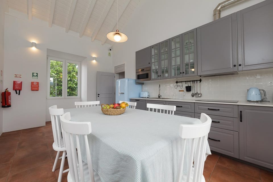 Coffee/tea facilities, Kitchen or kitchenette, Dining area, Communal kitchen, dishwasher, minibar