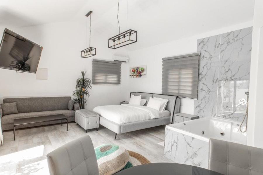 Bed, TV and multimedia, Bedroom