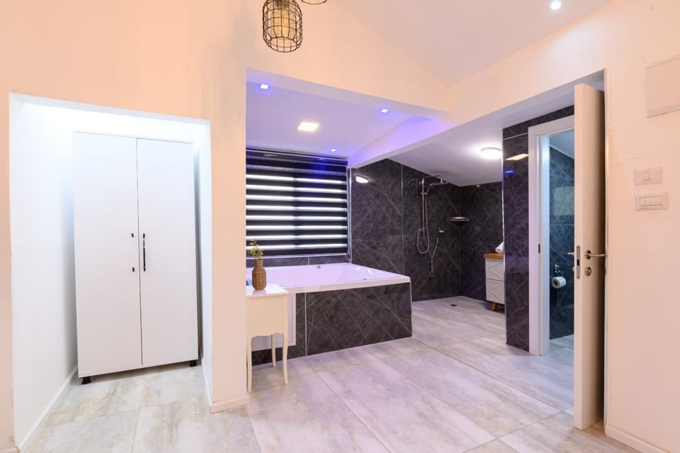 Shower, Hot Tub, Bathroom