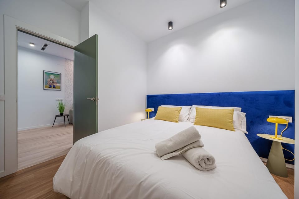 Bed, Photo of the whole room, Bedroom, towels