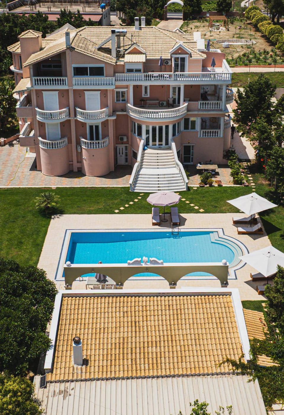 Property building, Day, Bird's eye view, Pool view, Swimming pool, sunbed