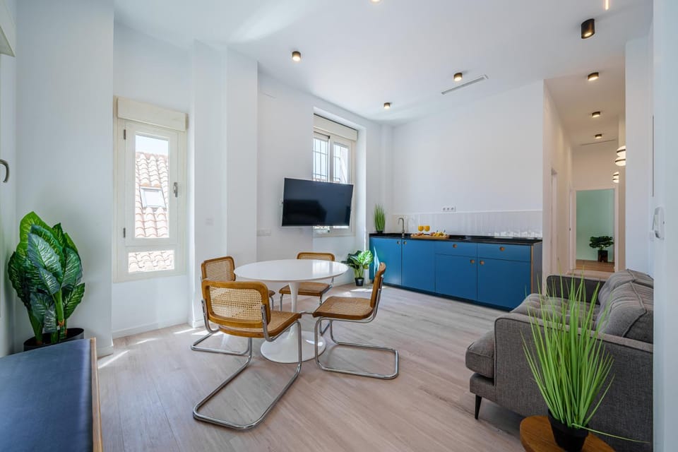 TV and multimedia, Kitchen or kitchenette, Living room, Seating area, Dining area