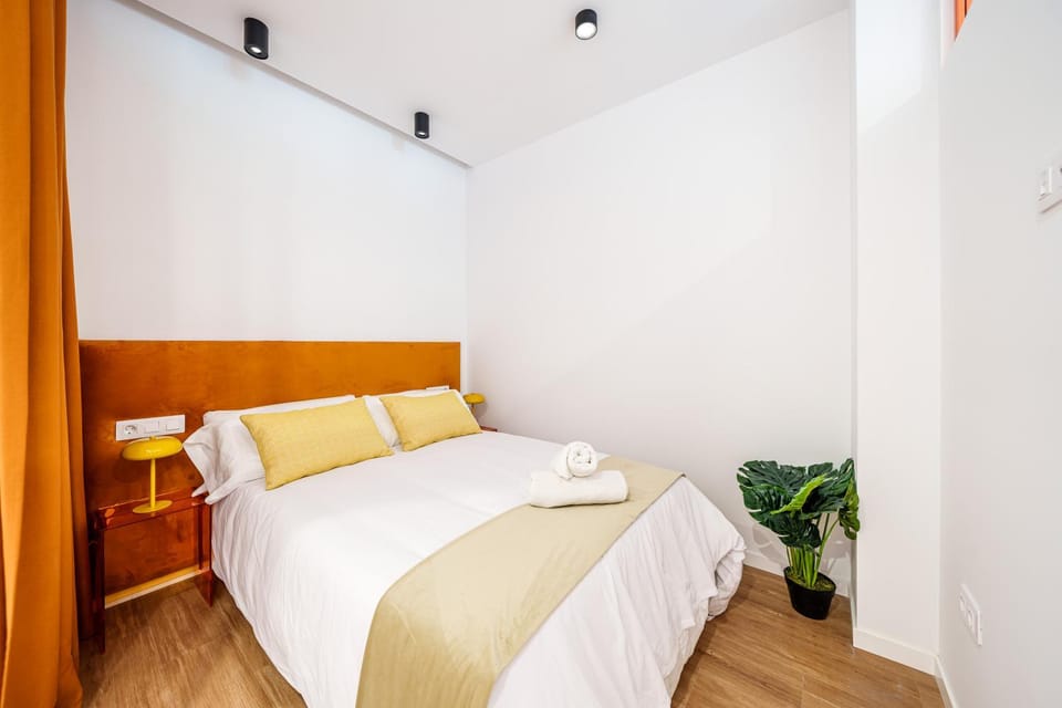 Bed, towels