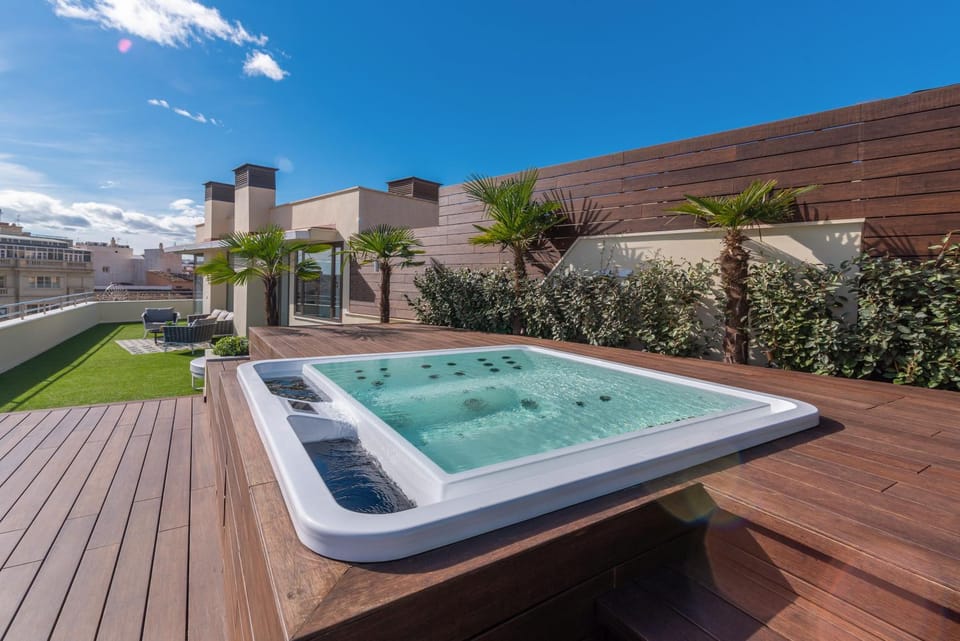 Day, Natural landscape, Garden, Hot Tub, Pool view, Swimming pool, Swimming pool