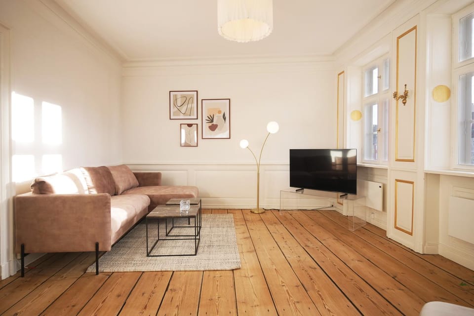 TV and multimedia, Living room, Seating area, Evening entertainment