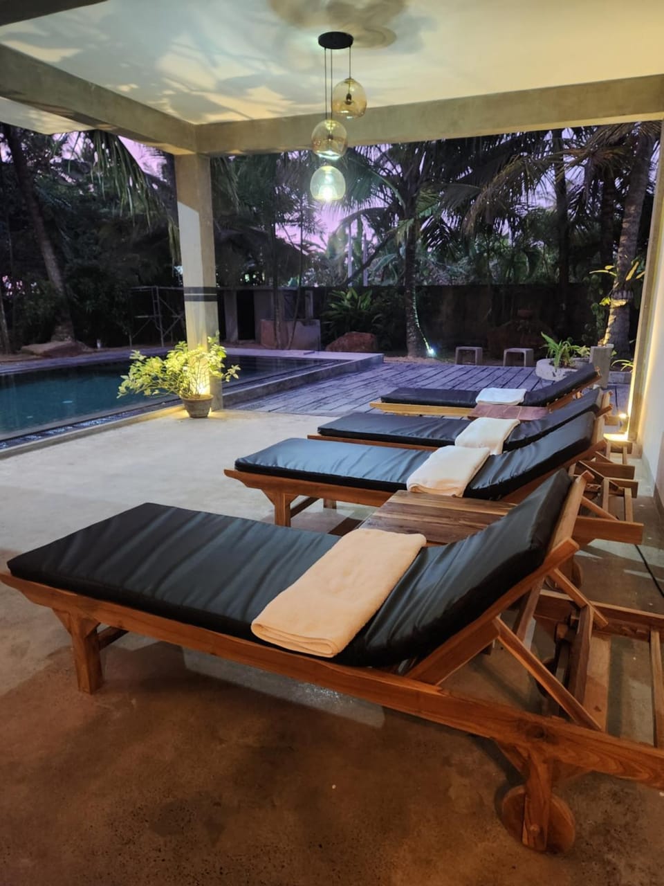 Patio, Swimming pool, sunbed