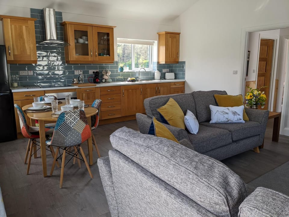 Kitchen or kitchenette, Seating area, Dining area