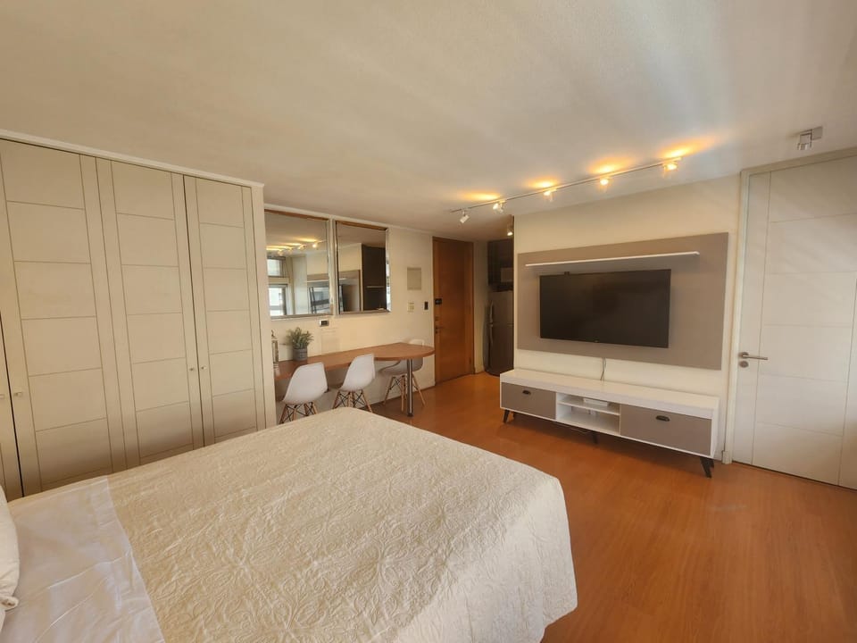 Bed, TV and multimedia, Seating area