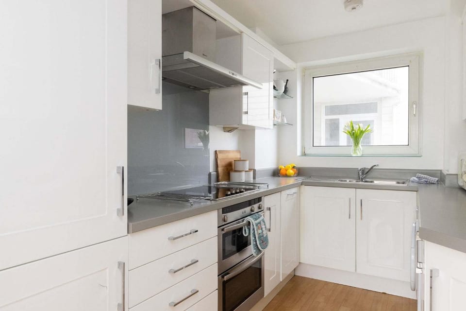 Sunny & Modern Near the Beach & Village w Parking Apartment in West Wittering