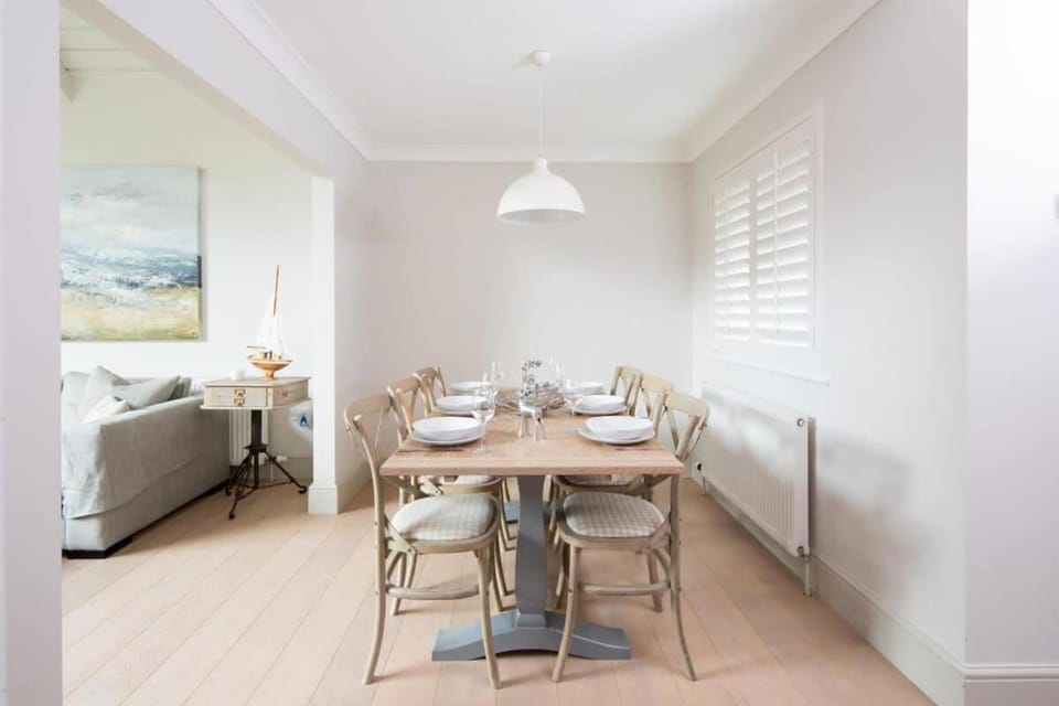 Superior house for 6 near beach w parking garden House in West Wittering