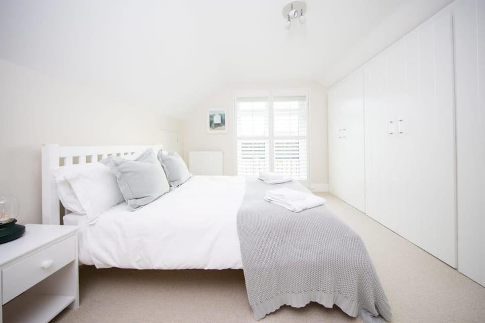 Superior house for 6 near beach w parking garden House in West Wittering