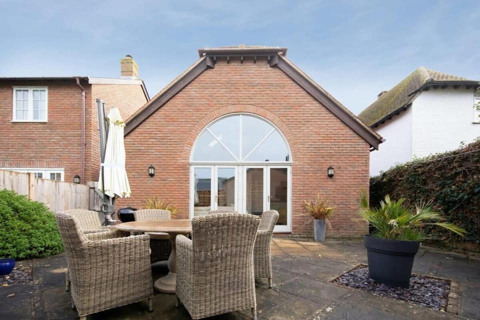 Superior house for 6 near beach w parking garden House in West Wittering