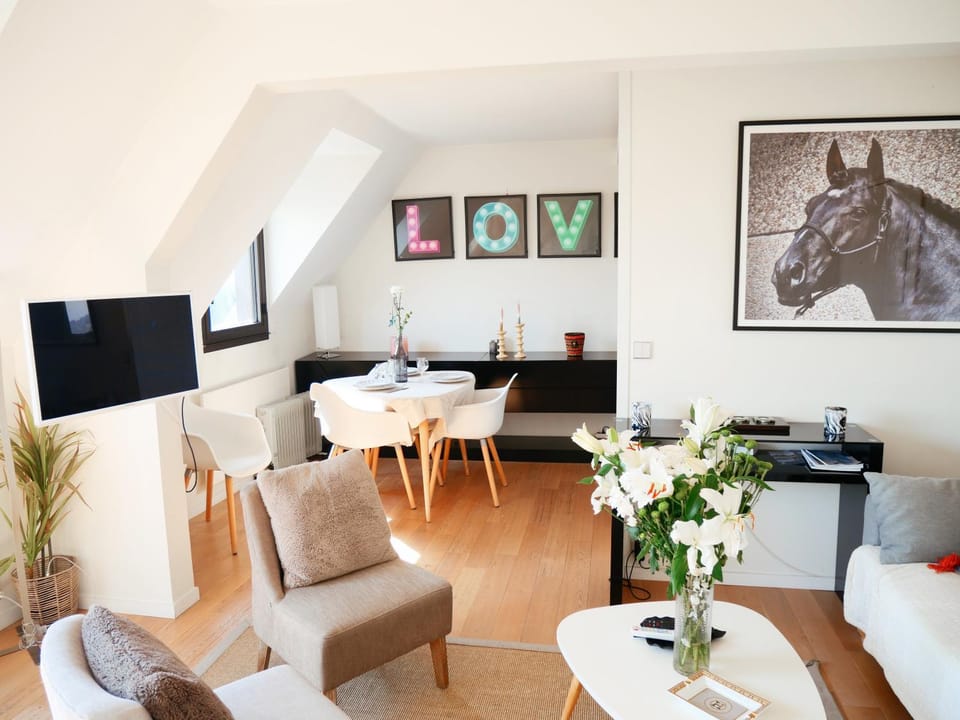 TV and multimedia, Living room, Seating area, Dining area