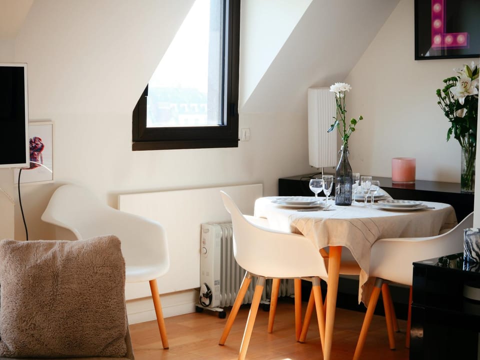TV and multimedia, Living room, Seating area, Dining area