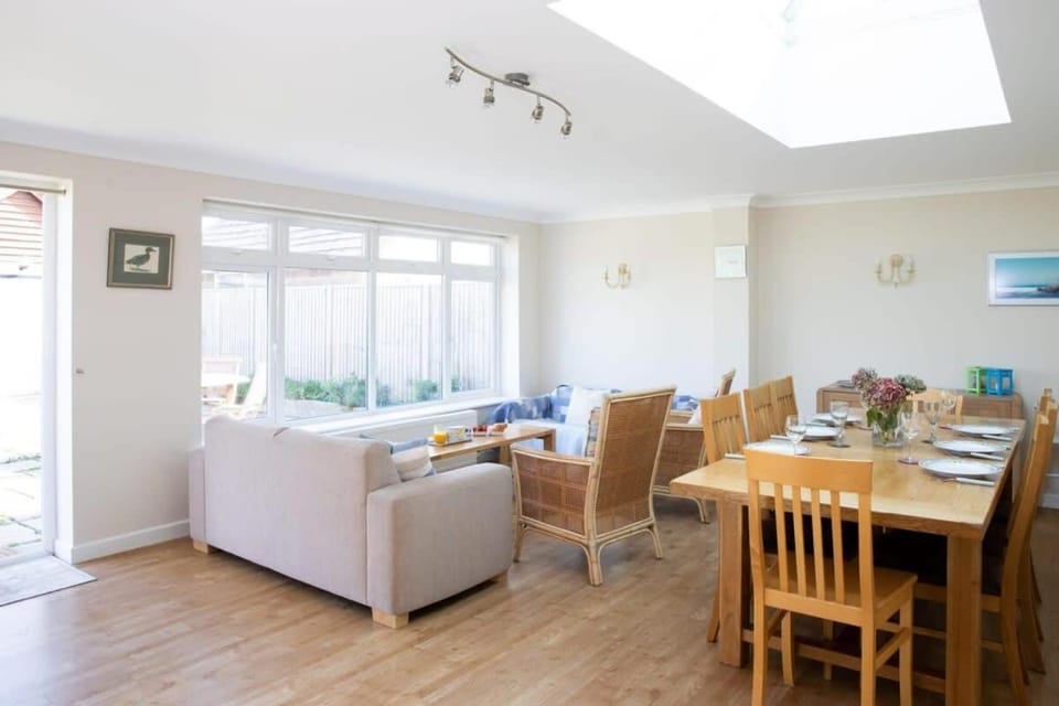 Seaside detached 4bd home nr shops Parking Garden House in West Wittering