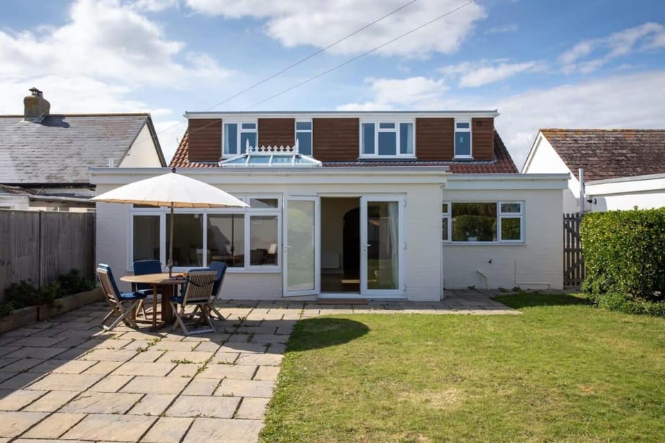 Seaside detached 4bd home nr shops Parking Garden House in West Wittering