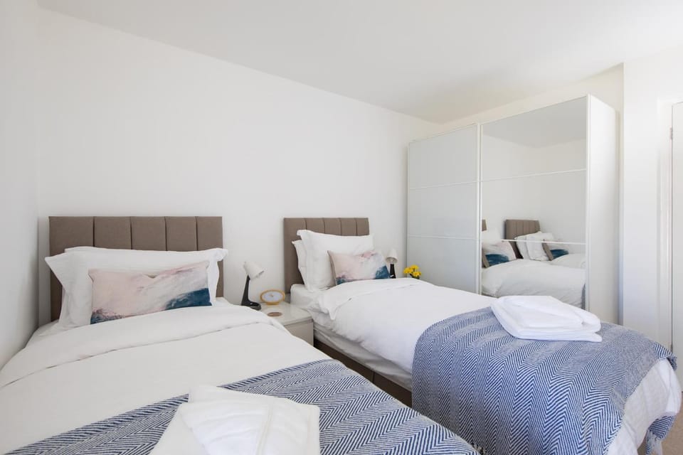 High-End Beachfront Getaway Sea View King Bed Apartment in West Wittering