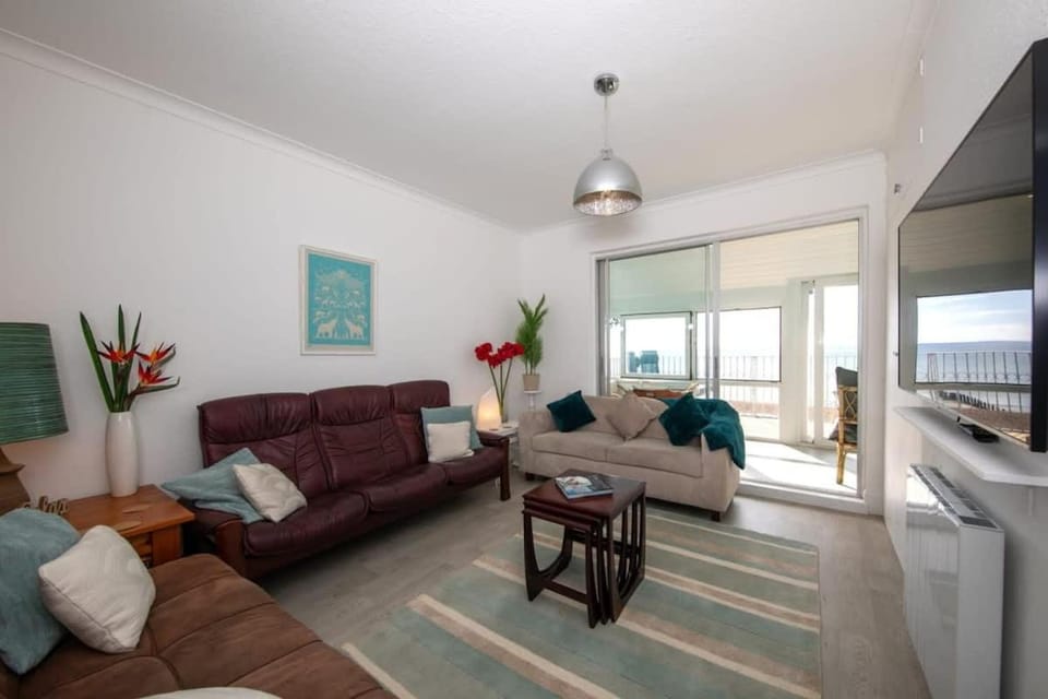 Stunning Beachfront Apt w Balcony & Sea Views Apartment in Bognor Regis