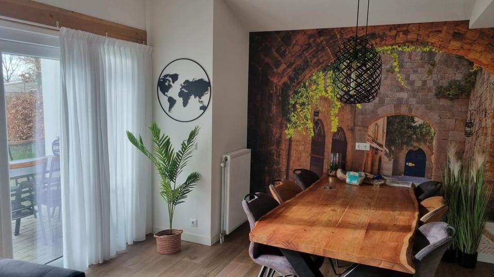 Dining area, Food