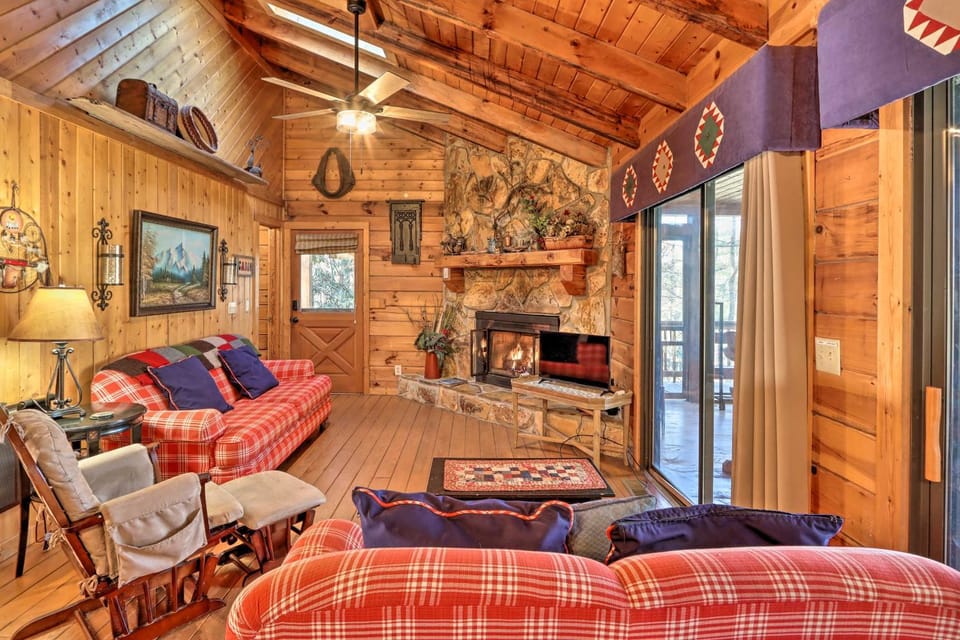 Hot Tub & Deck! High Country Cabin Near Blue Ridge Cabin in Mineral Bluff