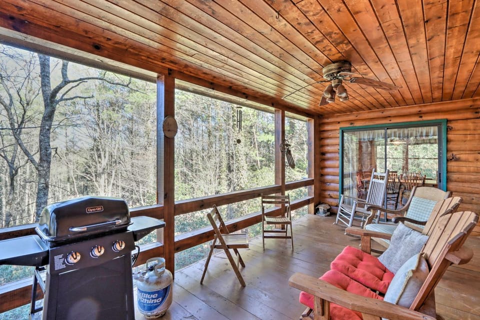 Hot Tub & Deck! High Country Cabin Near Blue Ridge Cabin in Mineral Bluff