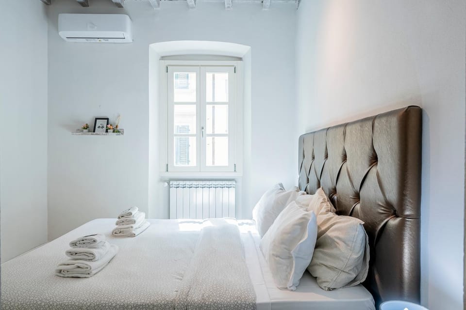 Bed, Living room, Photo of the whole room, Seating area, Bedroom, towels