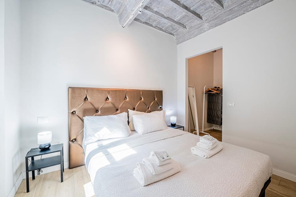 Bed, Living room, Photo of the whole room, Seating area, Bedroom, towels