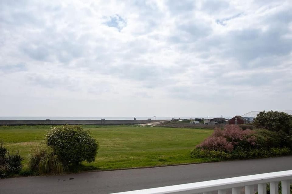 Bright & modern Sussex seafront home Great views House in Selsey