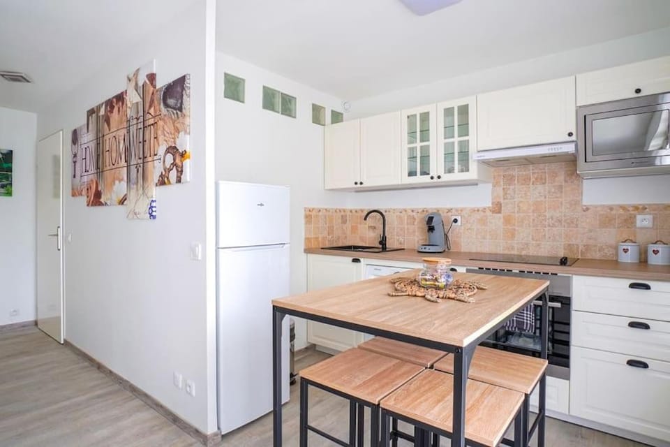 Kitchen or kitchenette, Dining area, minibar, pet friendly, stove