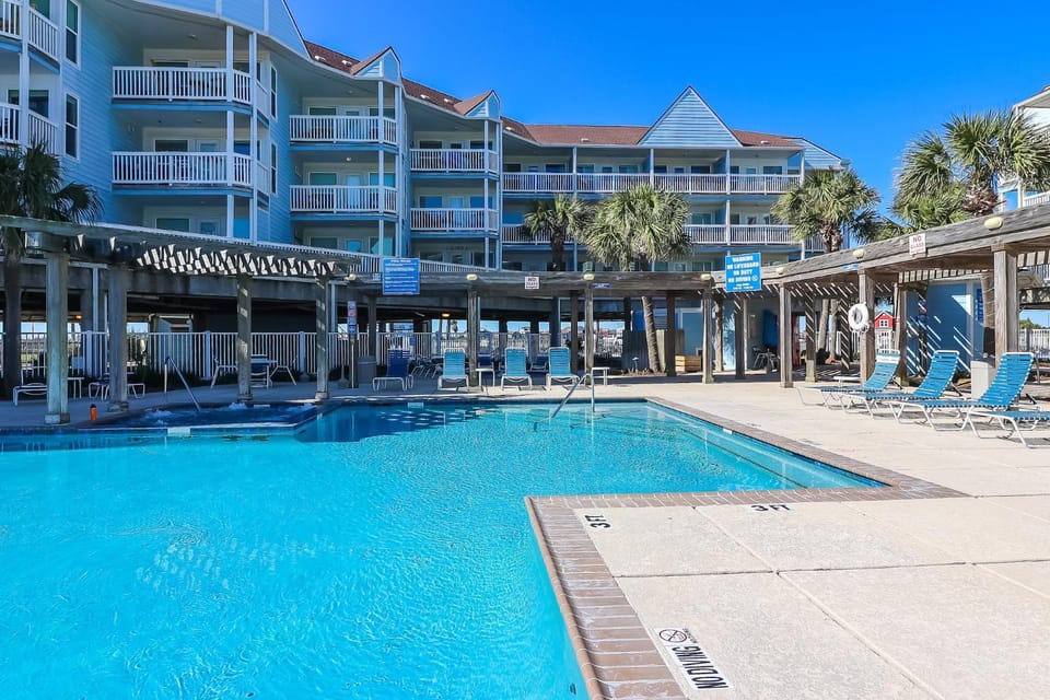 Charming Beachside Condo Lovely Pool Hot Tubs and Boardwalk House in Galveston Island