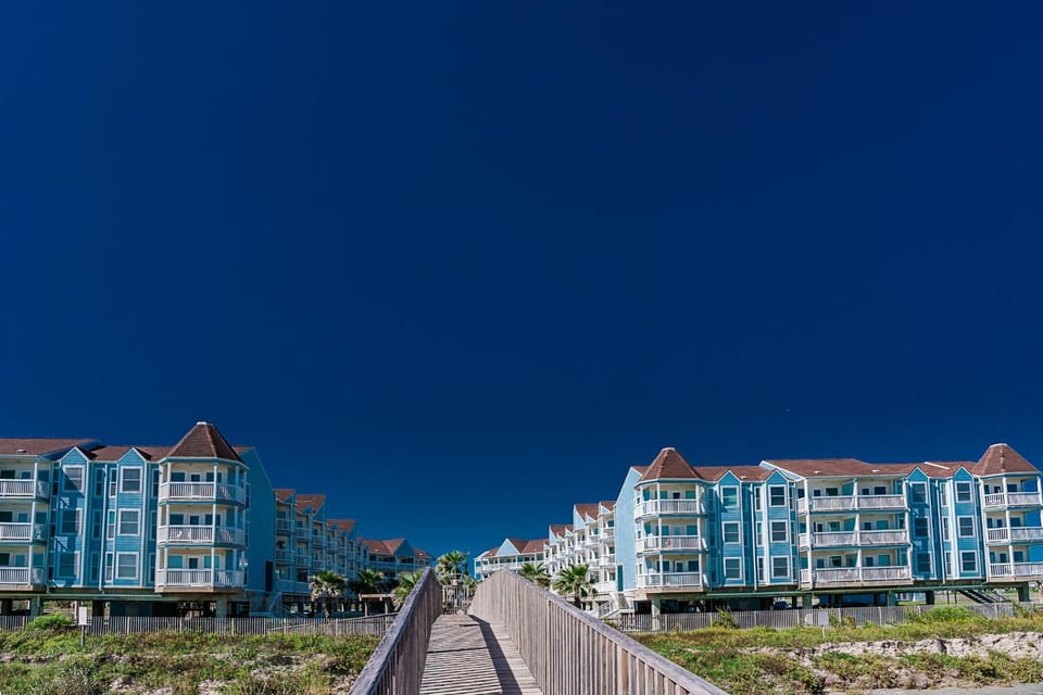 Charming Beachside Condo Lovely Pool Hot Tubs and Boardwalk House in Galveston Island
